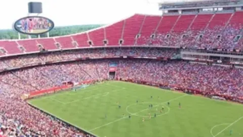 《热盼登场！利瓦科维奇急切谋求赫罗纳转会，为更多比赛机会开战》